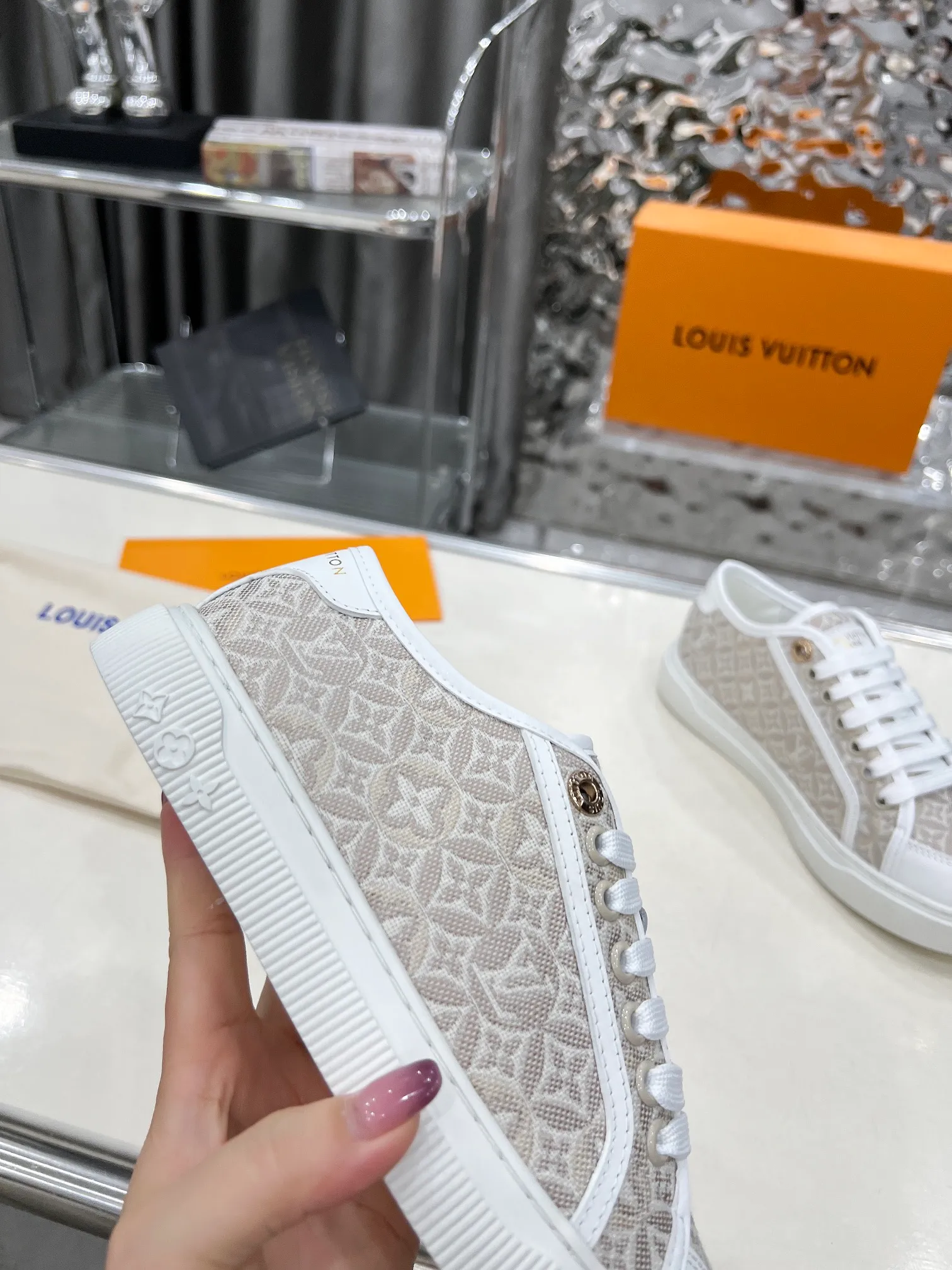👟👟Ex-factory price 420👟👟 New arrival🆕🆕🆕 This LV Lagoon sneaker is made of lightweight canvas embroidered with the handwritten Louis Vuitton Paris logo. It highlights the casual summer atmosphere with a trendy and simple configuration, and can easily brighten up various looks. Monogram flowers bloom on the soft rubber sole. Code number: 35~41, multiple colors available! Oil edges + TPU outsole + drawer box packaging